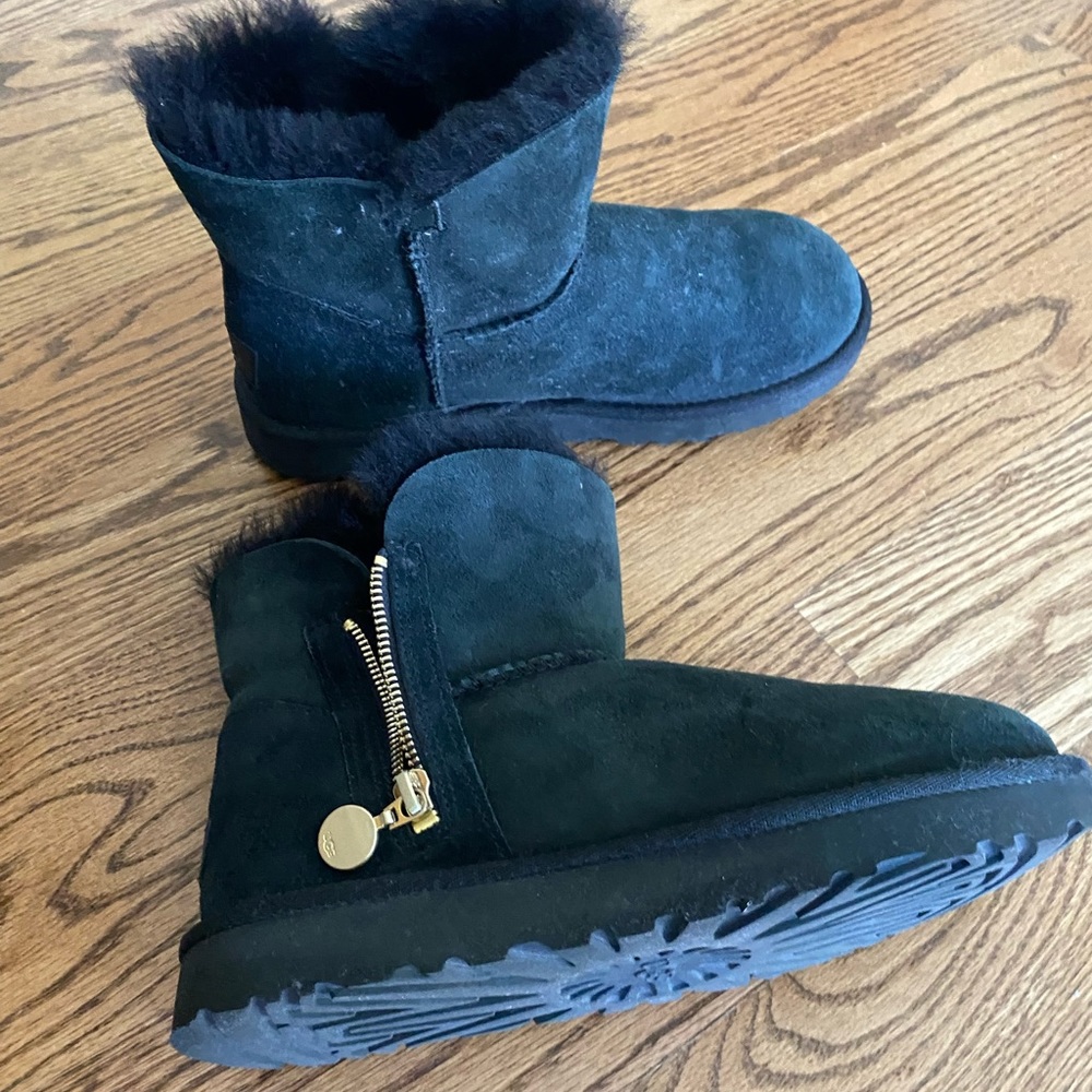 Uggs. Size 7. - image 2